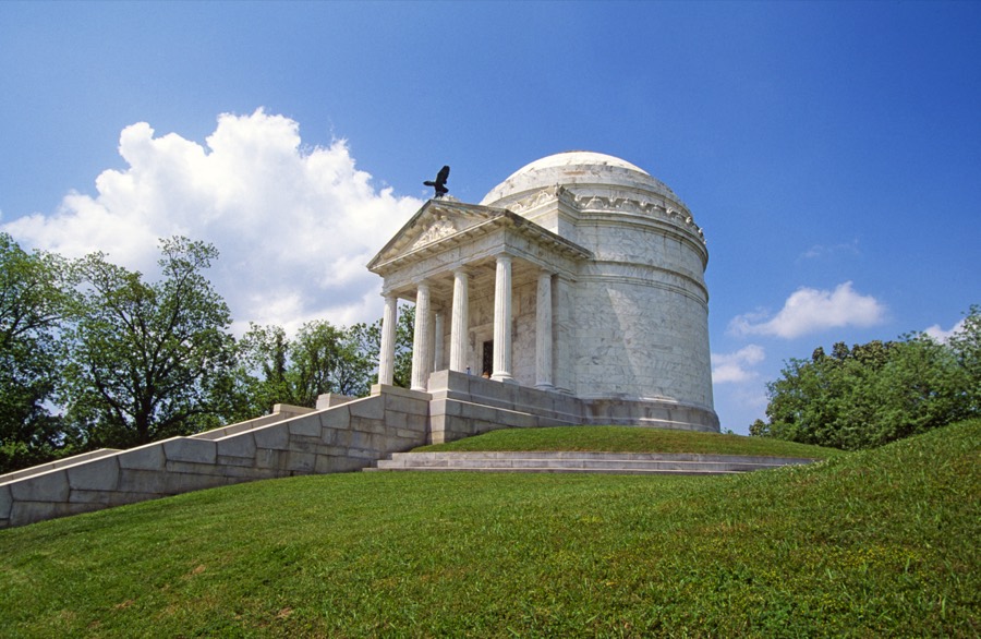 The domed white rotunda of the Illinois Memorial standing on a green rise at Vicksburg.